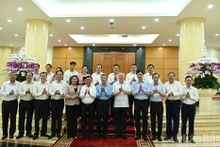 El miembro permanente del Secretariado, Tran Cam Tu, junto con miembros del Buró Político y del Secretariado y los delegados en la reunión con la Junta Permanente del Comité del Partido de Vinh Long.