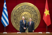 El vicepresidente de la Asamblea Nacional de Vietnam, Nguyen Duc Hai, y el vicepresidente primero del Parlamento de Grecia, Ioannis Plakiotakis. (Foto: daibieunhandan.vn)