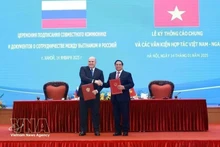 El primer ministro Pham Minh Chinh y su homólogo ruso, Mikhail Vladimirovich Mishustin, firman un comunicado conjunto sobre los resultados de la visita oficial a Vietnam del jefe del Gobierno de Rusia (Hanói, 14 de enero de 2025). (Foto: VNA)
