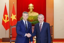 El secretario general del PCV, To Lam (derecha), recibe al secretario de Guerra de Estados Unidos, Pete Hegseth. (Foto: VNA)