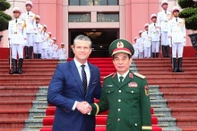 El secretario del Departamento de Guerra de Estados Unidos, Pete Hegseth, y general Phan Van Giang, ministro de Defensa de Vietnam. (Foto: VNA)