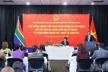 El primer ministro Pham Minh Chinh se reunió con funcionarios y personal de la Embajada de Vietnam y miembros de la comunidad vietnamita en Sudáfrica la tarde del 21 de noviembre (hora local). (Foto: Nhan Dan)