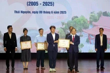 El Comité Popular de Thai Nguyen otorga certificados de mérito a unos 12 colectivos e individuos con logros sobresalientes en actividades para fomentar la relación con Gyesongbuk-do. (Foto: VNA)