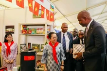 El presidente de Mozambique, Daniel Chapo, visita el stand de Vietnam y muestra interés por los productos y servicios exhibidos. (Foto: Embajada de Vietnam en Mozambique)