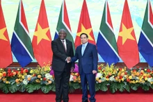 El primer ministro Pham Minh Chinh (derecha) y el presidente de Sudáfrica, Matamela Cyril Ramaphosa.