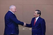 El miembro del Comité Central del Partido Comunista de Vietnam (PCV) y subdirector de su Comisión de Propaganda, Educación y Movilización de Masas, Lai Xuan Mon, y Komjáthi Imre, presidente del Partido Socialista Húngaro. (Foto: VNA)