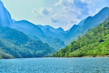 Contemplar belleza del río Nho Que al pie del paso Ma Pi Leng