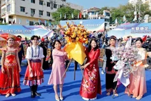 En el encuentro de canto a dúo en el río fronterizo entre jóvenes de Mong Cai y Dongxing. 