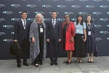 Dang Hoang Giang, viceministro de Relaciones Exteriores de Vietnam (tercero desde la izquierda), y los delegados. (Foto: VNA)