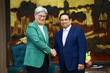 El primer ministro de Vietnam, Pham Minh Chinh, recibe a la ministra de Relaciones Exteriores de Australia, Penny Wong. (Foto: VNA)
