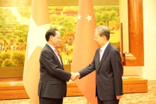 El vicepresidente de la Asamblea Nacional de Vietnam, Tran Quang Phuong (izquierda) y Zhao Leji, titular del Comité Permanente de la Asamblea Popular Nacional de China. (Foto: VNA)