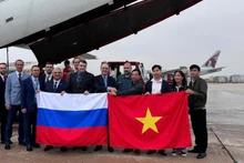 El embajador de Rusia en Vietnam, Gennady Bezdetko, entrega la asistencia humanitaria al representante del Departamento de Gestión de Diques y Prevención y Control de Desastres Naturales. (Foto: Embajada de Rusia en Vietnam)