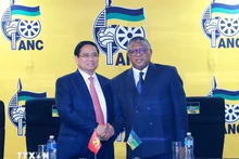 El primer ministro Pham Minh Chinh (izquierda) y el secretario general del Congreso Nacional Africano, Fikile Mbalula. (Foto: VNA)