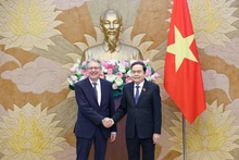 El presidente de la Asamblea Nacional de Vietnam, Tran Thanh Man (derecha), recibe a Achim Post, vicepresidente del Partido Socialdemócrata de Alemania. (Foto: VNA)
