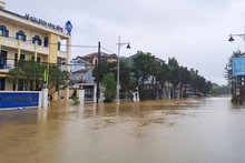 La zona que conduce al puente Cau Lon en la calle de Bui Thi Xuan, barrio de Thuan Hoa, ciudad de Hue todavía está profundamente inundada en la mañana del 28 de octubre. (Foto: VNA)