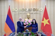 La viceministra de Relaciones Exteriores de Vietnam, Le Thi Thu Hang, y su homólogo armenio, Mnatsakan Safaryan. (Foto: VNA)