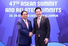 El primer ministro Pham Minh Chinh se reúne con su homólogo singapurense Lawrence Wong. (Foto: VNA)