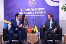 El primer ministro de Vietnam, Pham Minh Chinh (izquierda), se reúne con el sultán de Brunéi, Haji Hassanal Bolkiah. (Foto: VNA)