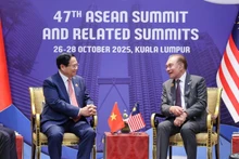 El primer ministro Pham Minh Chinh se reúne con el primer ministro de Malasia, Anwar Ibrahim, presidente de la Asean 2025. (Foto: VNA)