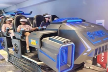 Clientes experimentan la tecnología de realidad virtual en el centro comercial Nha Trang Center, en la provincia de Khanh Hoa. (Foto: VNA)