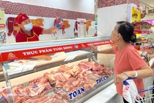 Una cliente compra carne de cerdo en el supermercado Coopmart en Ciudad Ho Chi Minh. (Foto: VNA)