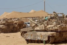 Vehículos militares israelíes desplegados cerca de la frontera con la Franja de Gaza. (Foto: Xinhua/VNA)