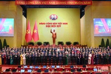 Los dirigentes y exlíderes del Partido y del Estado junto a los delegados asisten a la sesión de debate en plenario sobre los documentos del XIV Congreso Nacional del PCV. (Foto: DANG KHOA)