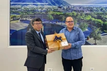 Rubén Zardoya, Rector de la Universidad Emiliano Zapata, entrega un souvenir al Embajador de Vietnam en México, Nguyen Van Hai. (Foto: VNA)
