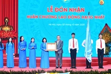 El secretario general del PCV, To Lam, entrega la Orden de Trabajo de primera clase a la Unión de Mujeres de Vietnam.