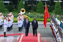El presidente Luong Cuong y su par sudafricano Matamela Cyril Ramaphosa pasan revista a la Guardia de Honor del Ejército Popular de Vietnam.