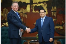 El primer ministro vietnamita, Pham Minh Chinh, recibe al director general de la empresa petrolera Zarubezhneft de la Federación de Rusia, Sergei Kudryashov. (Foto: VNA)