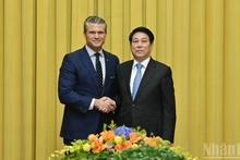 El presidente de Vietnam, Luong Cuong (derecha), y el secretario de Guerra de Estados Unidos, Pete Hegseth.