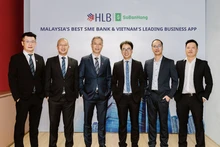 Representantes del banco Hong Leong de Malasia y de la plataforma So Ban Hang, en el acto de firma. (Foto: theleader.vn)