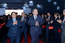 El secretario general del PCV, To Lam, y el primer ministro Pham Minh Chinh asisten al acto de inicio de la construcción de la fábrica de chips semiconductores de alta tecnología del Grupo Militar de Industria y Telecomunicaciones, Ministerio de Defensa. 