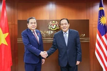 El presidente del Senado de Malasia, Dato' Awang Bemee Awang Ali Basah (derecha), recibe al presidente de la ANV, Tran Thanh Man. (Foto: Doan Tan/VNA)