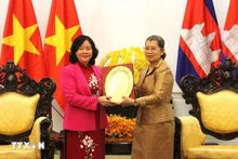 La vicepresidenta del Partido Popular de Camboya, Men Sam An, entrega un obsequio conmemorativo a la presidenta del Comité Central del Frente de la Patria de Vietnam, Bui Thi Minh Hoai. (Foto: VNA)