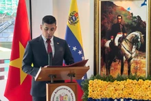 El embajador de Venezuela en Vietnam, Juan Carlos Fernandes Juárez, habla en el acto. (Foto: Embajada de Venezuela en Vietnam)