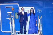El primer ministro Pham Minh Chinh y su esposa Le Thi Bich Tran en la base aérea militar de Galeão, Río de Janeiro, Brasil.. (Foto: VNA)