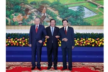 Los máximos dirigentes de los tres Partidos de Vietnam, Camboya y Laos. (Foto: VNA)