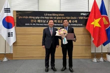 El jefe del distrito de Bonghwa, Park Hyeon Guk, otorga una medalla conmemorativa al embajador de Vietnam en Corea del Sur, Vu Ho. 