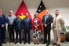 El embajador de Vietnam en Australia, Pham Hung Tam (cuarto, a la izquierda), se reúne con Robyn Cahill, ministra de Comercio, Empresa y Relaciones con Asia del Territorio del Norte de Australia (tercero, a la derecha). (Foto: VNA)