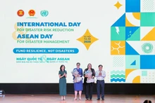 Nguyen Hoang Hiep, viceministro de Agricultura y Medio Ambiente de Vietnam, y Pauline Tamesis, coordinadora residente de la ONU en Vietnam, entregaron flores en reconocimiento a la OMS y la OIM como miembros de la alianza. (Foto: VNA)