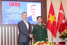 El ministro de Defensa de Vietnam, general Phan Van Giang y Haluk Gorgun, presidente de la Agencia de la Industria de Defensa de Turquía. (Foto: VNA)