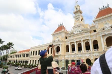 Turistas internacionales exploran el centro de Ciudad Ho Chi Minh a bordo de un autobús de dos pisos. (Foto: VNA)