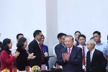 El máximo dirigente partidista asiste a la ceremonia de anuncio de las resoluciones sobre la reorganización administrativa en Ciudad Ho Chi Minh. (Foto: Thong Nhat / VNA)