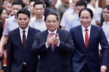 El primer ministro Pham Minh Chinh, junto con dirigentes y exlideres de Hai Phong, en la ceremonia de anuncio de las resoluciones y decisiones del Comité Central del PCV sobre la fusión administrativa de Hai Phong. (Foto: VNA)