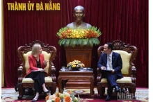Nguyen Dinh Vinh, miembro ejecutivo del Comité del Partido Comunista de Vietnam en Da Nang, recibe a Melissa A. Brown, nueva cónsul general de Estados Unidos en Ciudad Ho Chi Minh.
