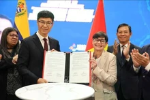 En la ceremonia de firma del documento. (Foto: VNA)