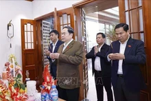 El presidente de la Asamblea Nacional de Vietnam, Tran Thanh Man, ofrece incienso en memoria del secretario general del Partido Comunista Nguyen Phu Trong. (Foto: VNA)