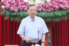 El secretario general del PCV, To Lam, preside la reunión. (Foto: Thong Nhat/VNA)